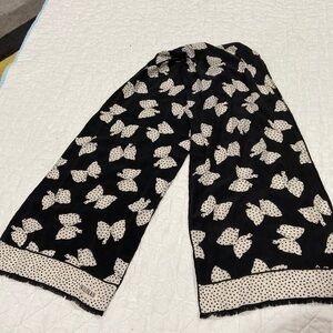 BILL BLASS scarf. Excellent condition. 52 inches X 10 inches​​​​​​​​